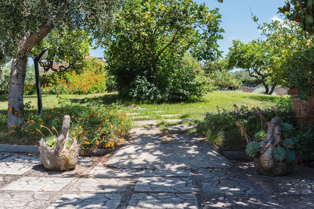 Villa Tina Санта-Мария-ди-Кастеллабате Экстерьер фото